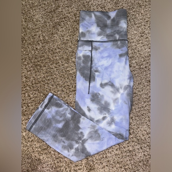 Salutation Stash Pocket II Capri Leggings in Merri Perri - Picture 1 of 2